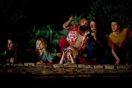 Viggo Mortensen, George MacKay, Annalise Basso, Samantha Isler, Shree Crooks, and Charlie Shotwell in Captain Fantastic 