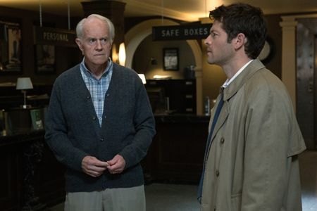 Misha Collins and Mike Farrell in Supernatural: Hunteri Heroici (2012)