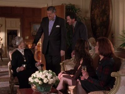 Chris Eigeman, Edward Herrmann, Marion Ross, Kelly Bishop, and Lauren Graham in Gilmore Girls (2000)