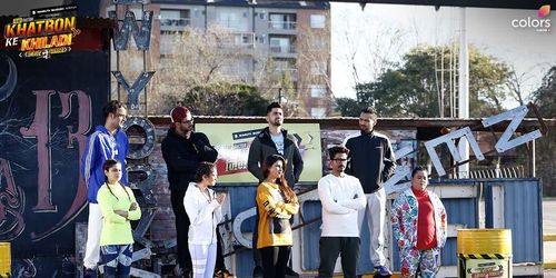 Shamita Shetty, Vikas Gupta, Bharti Singh, Jasmin Bhasin, Aly Goni, and Ridhima Pandit in Fear Factor: Khatron Ke Khilad