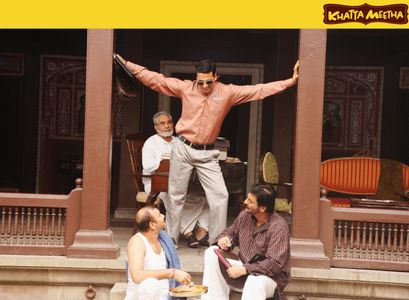 Milind Gunaji, Kulbhushan Kharbanda, Akshay Kumar, and Paritosh Sand in Khatta Meetha (2010)