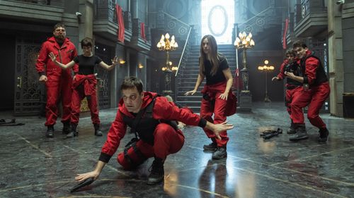 Rodrigo de la Serna, Itziar Ituño, Úrsula Corberó, Hovik Keuchkerian, Miguel Herrán, and Jaime Lorente in Money Heist: ¿