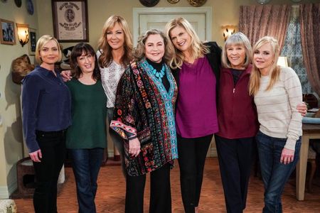 Kathleen Turner, Allison Janney, Kristen Johnston, Jaime Pressly, Anna Faris, Mimi Kennedy, and Beth Hall in Mom (2013)