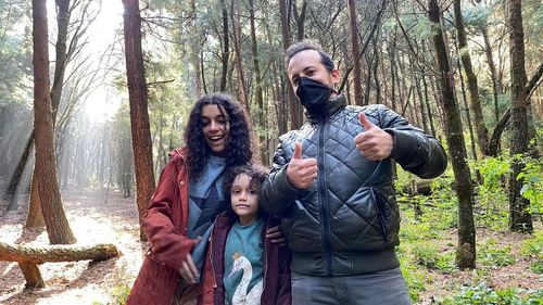 Isaac Ezban on the set of his fourth film MAL DE OJO with actresses Paola Miguel and Ivanna Sofia Ferro (November 2021)