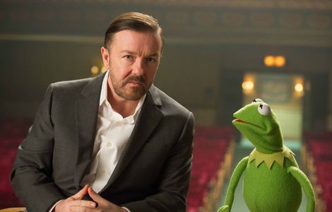 Ricky Gervais and Kermit the Frog in Muppets Most Wanted (2014)