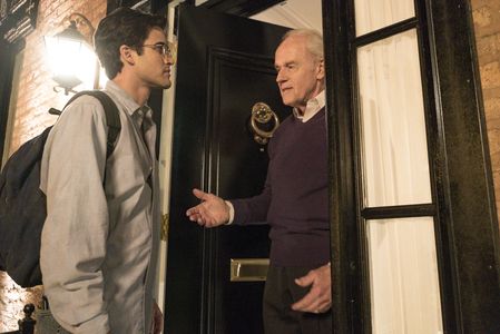 Mike Farrell and Darren Criss in American Crime Story (2016)