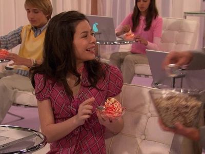 Miranda Cosgrove and Shayne Topp in iCarly (2007)