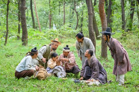 Cheol-min Park, Bong-Geun Lee, Kim Ha-Yeon, and Dong-wan Kim in The Singer (2020)