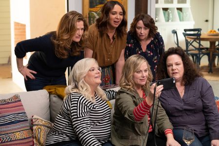 Rachel Dratch, Ana Gasteyer, Amy Poehler, Maya Rudolph, Emily Spivey, and Paula Pell in Wine Country (2019)