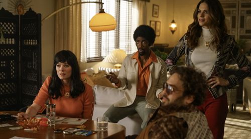 Dan Fogler, Peyton List, Lyndsy Fonseca, and Jay Pharoah in Spinning Gold (2023)