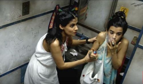 Saba Azad and Shreya Dhanwanthary in Ladies Room (2016)