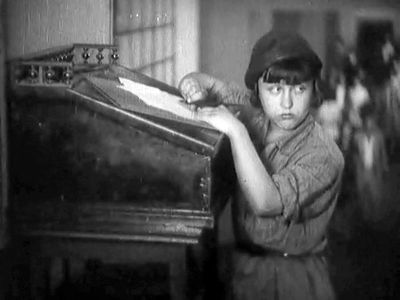 Yanina Zheymo in Alone (1931)