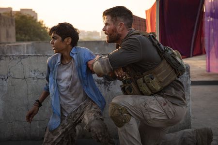 Chris Hemsworth and Rudhraksh Jaiswal in Extraction (2020)