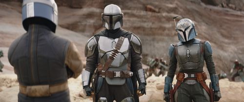 Pedro Pascal, Katee Sackhoff, and Wesley Kimmel in The Mandalorian (2019)