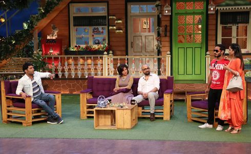 Sunidhi Chauhan, Hitesh Sonik, Sumona Chakravarti, and Kapil Sharma in The Kapil Sharma Show (2016)