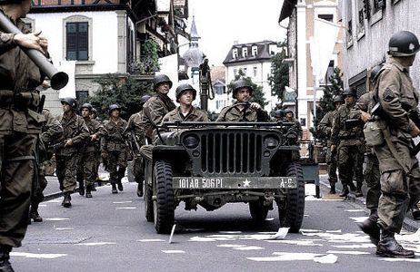 Damian Lewis, Ron Livingston, and Rick Warden in Band of Brothers (2001)