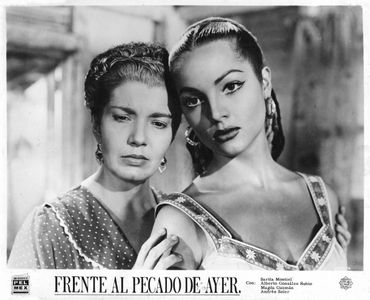 Sara Montiel and Dalia Íñiguez in Frente al pecado de ayer (1955)