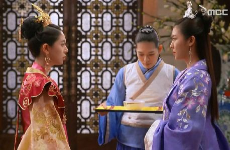 Ha Ji-Won and Jin-hee Baek in The Empress Ki (2013)