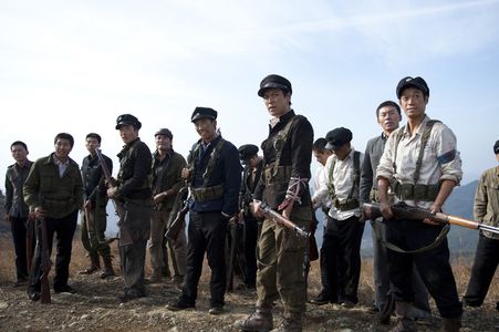 Kwon Sang-woo, Yoon-Seong Kim, and Seung-Hyun Choi in 71: Into the Fire (2010)