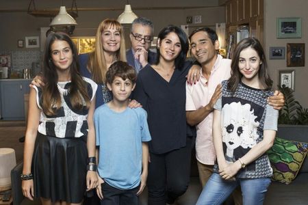 Norman Issa, Miki Kam, Mariano Idelman, Rotem Abuhab, Shira Naor, Niv Sultan, and Jonathan Gotlib in La Familia (2015)