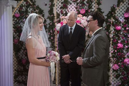 Jim Meskimen, Kaley Cuoco, and Johnny Galecki in The Big Bang Theory (2007)