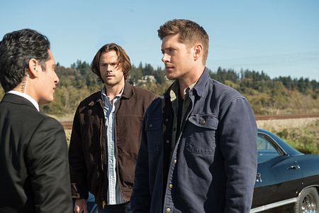 Jensen Ackles, Jared Padalecki, and Stephen Lobo in Supernatural (2005)