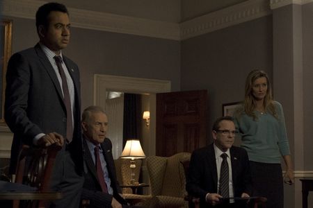 Kiefer Sutherland, Natascha McElhone, Kal Penn, and Geoff Pierson in Designated Survivor (2016)