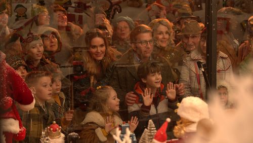 Peter Billingsley, Erinn Hayes, Julie Hagerty, Julianna Layne, and River Drosche in A Christmas Story Christmas (2022)