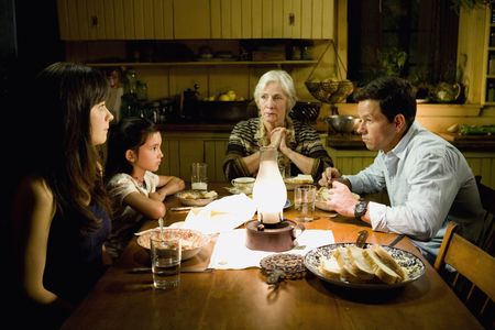 Mark Wahlberg, Betty Buckley, Zooey Deschanel, and Ashlyn Sanchez in The Happening (2008)