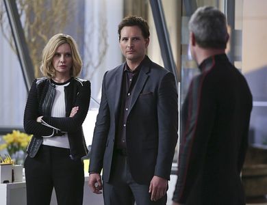 Calista Flockhart and Peter Facinelli in Supergirl (2015)