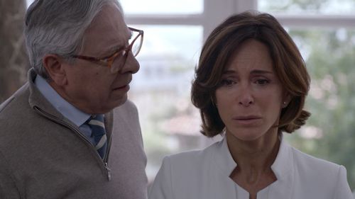 Lydia Bosch and Juan Meseguer in La verdad (2018)