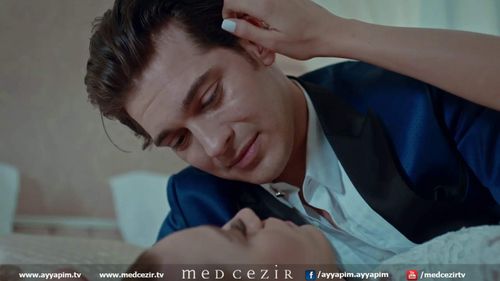 Serenay Sarikaya and Çagatay Ulusoy in Ebb and Tide (2013)