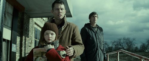 Jeffrey Donovan, Matthew Fox, and Quinn McColgan in Extinction (2015)