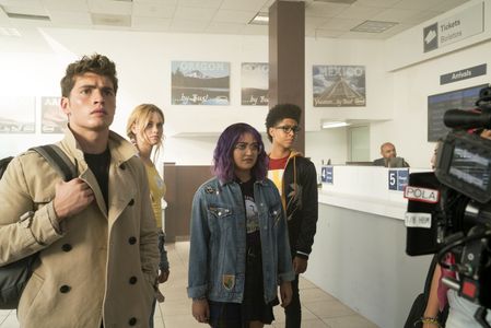 Gregg Sulkin, Ariela Barer, Virginia Gardner, and Rhenzy Feliz in Runaways (2017)