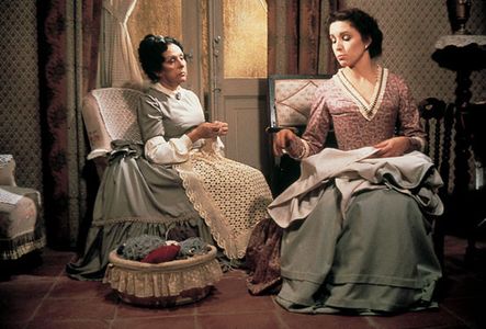 Ana Belén and María Luisa Ponte in Fortunata y Jacinta (1980)