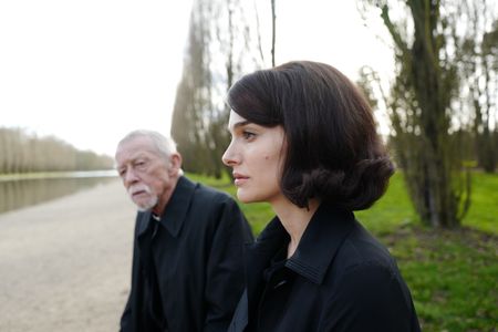 Natalie Portman and John Hurt in Jackie (2016)