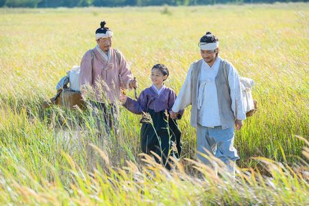 Bong-Geun Lee, Kim Ha-Yeon, and Dong-wan Kim in The Singer (2020)