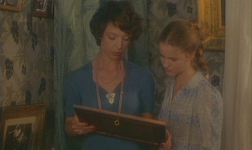 Laure Dechasnel and Anja Schüte in Tender Cousins (1980)