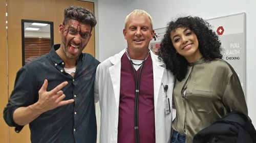 Playing the ER Doctor with my scene partners aka the series leads on the set of the Telemundo hybrid novela Betty en NY.