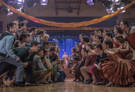 David Alvarez, Ariana DeBose, Mike Faist, Maddie Ziegler, Paloma Garcia-Lee, and Talia Ryder in West Side Story (2021)