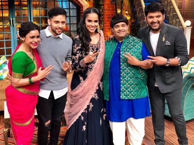 Parupalli Kashyap, Kiku Sharda, Sumona Chakravarti, Kapil Sharma, and Saina Nehwal in The Kapil Sharma Show: Saina Nehwa