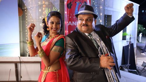 Atul Parchure and Meera Joshi in Tujhya Vin Mar Javaan (2015)