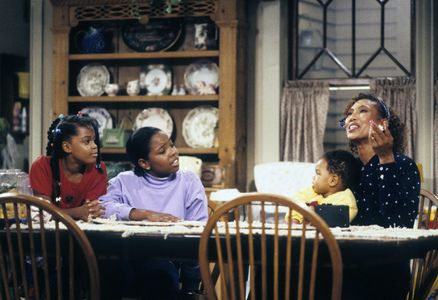 Jaimee Foxworth, Telma Hopkins, Kellie Shanygne Williams, Joseph Wright, and Julius Wright in Family Matters (1989)