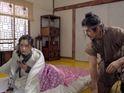 Ji-Ho Oh and Lee Da-hae in Chuno (2010)