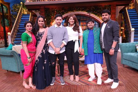 Archana Puran Singh, Parupalli Kashyap, Kiku Sharda, Sumona Chakravarti, Kapil Sharma, and Saina Nehwal in The Kapil Sha