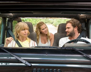 Goldie Hawn, Amy Schumer, and Tom Bateman in Snatched (2017)