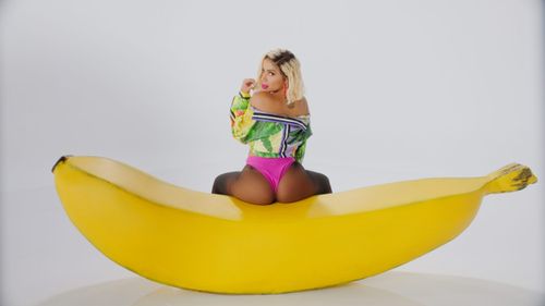 Anitta in Anitta feat. Becky G: Banana (2019)