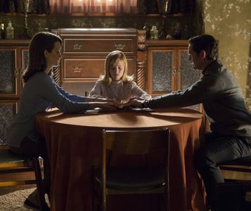 Henry Thomas, Elizabeth Reaser, and Lulu Wilson in Ouija: Origin of Evil (2016)