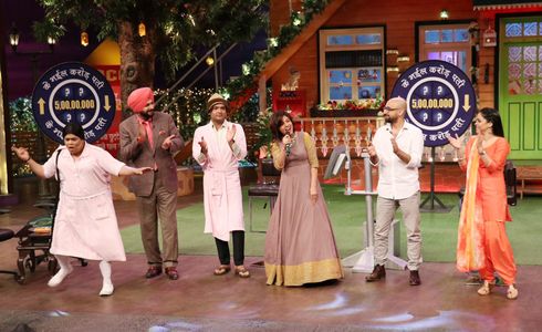 Sunidhi Chauhan, Hitesh Sonik, Kiku Sharda, Navjot Singh Sidhu, Sumona Chakravarti, and Kapil Sharma in The Kapil Sharma