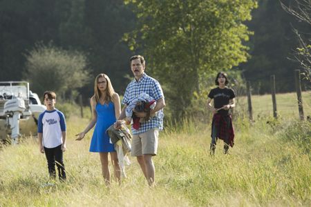 Alicia Silverstone, Tom Everett Scott, Charlie Wright, and Jason Drucker in Diary of a Wimpy Kid: The Long Haul (2017)